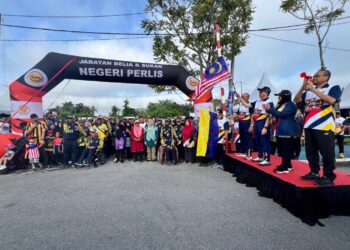 FADILLAH Yusof (tiga dari kanan) membuat pelepasan acara larian sewaktu Majlis Perasmian Hari Sukan Negara (HSN) 2024 peringkat negeri Perlis di Kompleks Sukan Tuanku Syed Putra, Kangar, Perlis hari ini. -UTUSAN/ASYRAF MUHAMMAD