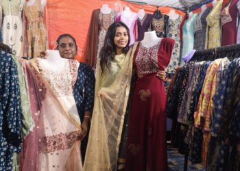 B. NAVINA (kanan) bersama pekerjanya menunjukkan pakaian tradisional kurtis ketika ditemui di Karnival Deepavali Negeri Sembilan 2024 di Rangoli Walk, Jalan Lee  Fong Yee, Seremban kelmarin. – UTUSAN/NUR SHARIEZA ISMAIL.