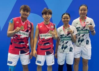 KAI XING-Aaron Tai dan Low Zi Yu-Dania Sofea Zaidi bergambar bersama pingat yang dimenangi mereka pada Kejohanan Badminton Remaja Dunia 2024 di Nanchang, China, hari ini. - Ihsan BAM