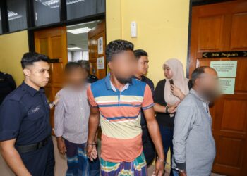 TIGA lelaki warganegara Bangladesh suspek kes bunuh rakan senegara dibawa ke Mahkamah Majistret Teluk Intan bagi prosiding permohonan reman hari ini. - UTUSAN/MUHAMAD NAZREEN SYAH MUSTHAFA