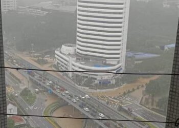 PANDANGAN dari atas Bangunan DBKL, air naik dan banjir kilat di Bank Rakyat, Kuala Lumpur baru-baru ini