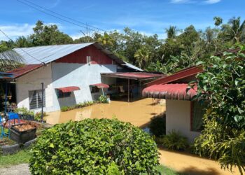 KEADAAN banjir di Kampung Balun, Tanjung Malim yang menyebabkan 158 penduduk dipindahkan hari ini. - UTUSAN