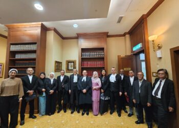 BEKAS Hakim Mahkamah Rayuan, Datuk Yaacob Md. Sam (lima dari kiri) ditemani isteri, Datin Zarina Zain (berbaju ungu) bersama rakan-rakan selepas diterima masuk sebagai Peguam Cara dan Peguam Bela di Mahkamah Tinggi Kuala Lumpur.