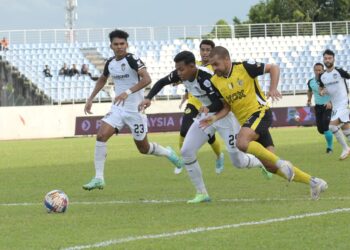 PEMAIN Perak, Clayton Da Silveira Da Silva (kanan) cuba melepasi halangan Terengganu FC,  Muhammad Safwan Mazlan dalam perlawanan Liga Super di Stadium Manjung hari ini. - UTUSAN/ZULFACHRI ZULKIFLI