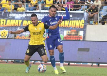 PEMAIN Perak, Wan Zack Haikal Wan Nor (kiri) diasak pemain Sabah FC, Saddil Ramdani dalam perlawanan Liga Super di Stadium Manjung semalam. - UTUSAN/ZULFACHRI ZULKIFLI