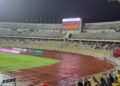 PENGUMUMAN penangguhan perlawanan di antara Perak FC dan JDT pada skrin besar di Stadium Perak berikutan hujan. - UTUSAN