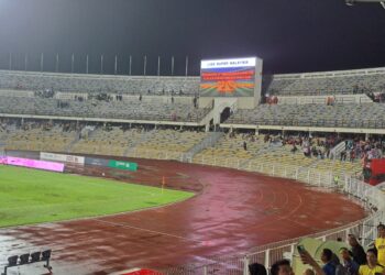 PENGUMUMAN penangguhan perlawanan di antara Perak FC dan JDT pada skrin besar di Stadium Perak berikutan hujan. - UTUSAN