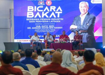 AHMAD Zahid Hamidi (dua kiri) ketika menjadi panel pada program Bicara Bakat Bersama Pemain Industri dan Penyedia Latihan sempena lawatan kerja ke KHTP di Kulim.