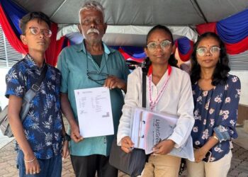 M. Chinnakaruppan (dua kiri) gembira selepas anak perempuannya  Kalaimagal berjaya mendaftar bagi menyambung pengajian ke Universiti Malaysia Kelantan (UMK) semalam.