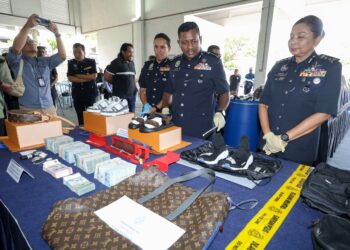 Ketua Polis Selangor, Datuk Hussein Omar Khan (dua kanan) menunjukkan antara barang rampasan kes pecah rumah melibatkan seorang lelaki warga tempatan pada sidang akhbar pelupusan barang kes dadah kontinjen Selangor tahun 2024 di Ibu Pejabat Polis Kontinjen Shah Alam di sini, hari ini. GAMBAR: FARIZ RUSADIO