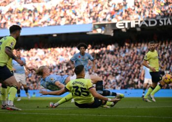 Erling Haaland (dua dari kiri) menjaringkan gol menentang Southampton dalam saingan Liga Perdana Inggeris di Etihad, hari ini. - AFP