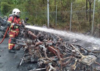 PEGAWAI bomba sedang memadam kebakaran melibatkan 130 motosikal di depoh Dewan Bandaraya Kuala Lumpur (DBKL).