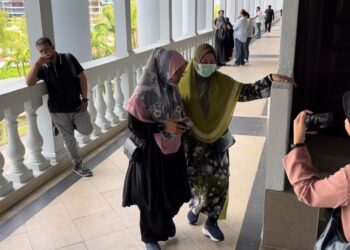 AISHAH Bula Tajudin, 60, didakwa memiliki 38 buku Abuya yang dilarang penerbitannya.