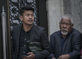 AHMAD Zukhairi Mohd. Arif (kiri) dan bapanya hadir di Mahkamah Rayuan Putrajaya semalam. – UTUSAN/FAIZ ALIF AHMAD ZUBIR