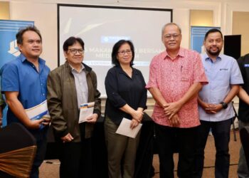 Presiden Persatuan Wartawan Sabah, Datuk Muguntan Vanar (kiri), Pengerusi YBR, Datuk Philip Benedict Lasimbang (tiga dari kanan), Pengurus Besar YBR, Encik Syaiful Rizal Abdul Ghani (dua dari kanan), Pengurus Jabatan Komunikasi Korporat YBR, Encik Mohamad Ghazali Zainal Abidin bersama bekas pengamal media yang menerima bantuan YBR.