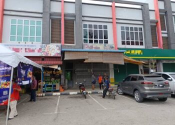 LOKASI didakwa penduduk di mana suspek terjatuh dengan mulut berbuih di Pekan Senaling, Kuala Pilah semalam.-UTUSAN/NOR AINNA HAMZAH.