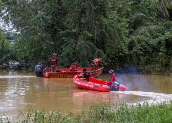 ANGGOTA bomba membantu polis meneruskan operasi mencari jasad Sabari Baharom yang dipercayai dicampak ke dalam Sungai Padang Terap di Kampung Lubuk Batu, Jitra Kubang Pasu. - UTUSAN/ SHAHIR NOORDIN