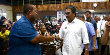 JOHARI Abdul Ghani beramah mesra dengan tetamu yang hadir pada Majlis Pelancaran Getah Asli Mampan Malaysia (MSNR) di Baling. – UTUSAN/ SHAHIR NOORDIN