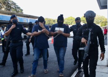 DUA suspek tiba di pekarangan Mahkamah Majistret Jitra bagi pertuduhan membunuh Sabari, hari ini. - UTUSAN/ SHAHIR NOORDIN