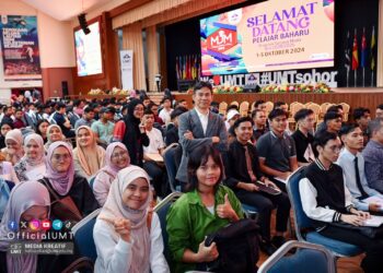 MOHD. Izani Mohd Zain  bersama pelajar yang baharu mendaftar di kamping UMT  Kuala Terengganu hari ini.