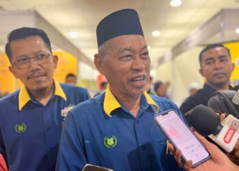 RAZALI Saad (dua dari kiri) ketika ditemui selepas Persidangan Mangga Harumanis Kebangsaan 2024 di Dewan 2020, Kangar, Perlis, hari ini. -UTUSAN/ASYRAF MUHAMMAD