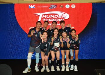 BARISAN Pemain Blitz Steroids menunjuk pingat selepas merangkul kejuaraan dodgeball edisi sulung Thunder Throw-Turo Show.