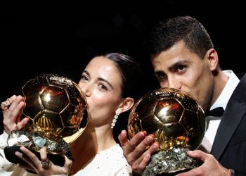 PEMAIN tengah Barcelona, Aitana Bonmati (kiri) dan pemain Sepanyol, Rodri bergambar bersama trofi Ballon d'Or masing-masing di Teater du Chatelet, Paris, semalam. - AFP