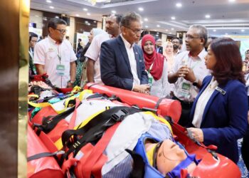 Dzulkefly Ahmad (tengah) mendengar penerangan pada pameran Persidangan Pengurusan Bencana sempena Bulan Kesiapsiagaan Nasional Peringkat KKM 2024 di Kuala Lumpur semalam.