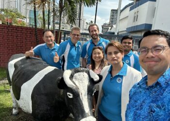 AHLI Parlimen Petaling Jaya, Lee Chean Chung bersama warga kerja Dutch Lady pada hari terakhir patung lembu Daisy dan Maya yang diletakkan di hadapan kilang sejak 1970.