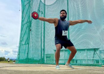 MUHAMMAD Irfan Shamsudin membuat balingan dalam acara lempar cakera pada
Kejohanan Olahraga Terbuka Perlis Cahya Mata Sarawak Super Series 5 di Kompleks Tuanku Syed Putra, Kangar, Perlis semalam. -UTUSAN/ASYRAF MUHAMMAD