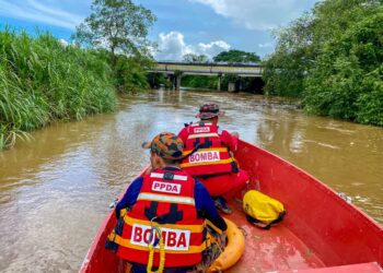 ANGGOTA bomba meneruskan operasi pencarian jasad Sabari Baharom yang dicampak ke dalam Sungai Padang Terap di Kampung Empa, Jitra. - UTUSAN/ SHAHIR NOORDIN