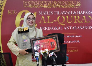 NOR Hidayah Abdul Rahman bergambar dengan hadiah kemenangan selepas bergelar johan Tilawah Al-Quran Peringkat Antarabangsa Tahun  2024 di Kuala Lumpur, baru-baru ini.