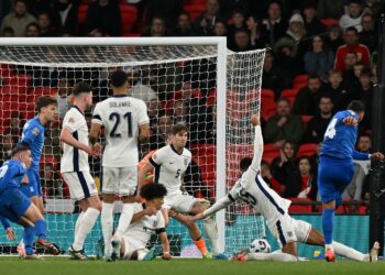 PENYERANG Greece Vangelis Pavlidis (kanan) merembat bola untuk gol kedua menentang England dalam saingan Liga Negara-Negara UEFA di Stadium Wembley, London pagi ini. - AFP