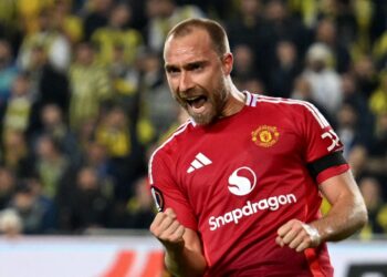 PEMAIN tengah Manchester United,  Christian Eriksen menjaringkan gol  pasukannya dalam aksi Liga Europa menentang Fenerbahce di Istanbul, pagi ini. - AFP