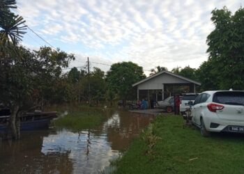 SEBAHAGIAN kawasan yang dinaiki air akibat fenomena air pasang besar di Kampung Besar, Mukim Bagan Samak di Bandar Baharu. - IHSAN APM