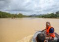 ANGGOTA bomba melakukan pemeriksaan di kawasan yang dinaiki air akibat banjir berulang baru-baru ini di Pokok Sena. - UTUSAN/ SHAHIR NOORDIN