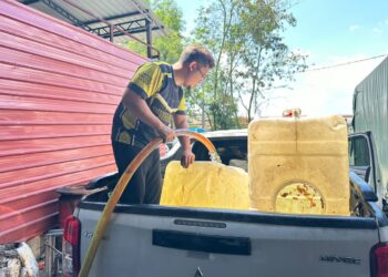 MOHD. Hazim Mohd. Mustazar menguruskan pemunggahan minyak masak terpakai di kilangnya di Kawasan Perindustrian Taman Tasik Jaya, di Seremban. – UTUSAN/NUR SHARIEZA ISMAIL