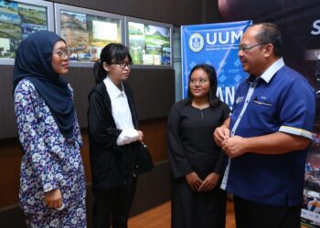 MOHD. Foad Sakdan berbual dengan Nur Dini Nasuha Amir (kiri) dan Foong Wei Yeng (dua dari kiri) yang baru mendaftar di UUM hari ini.