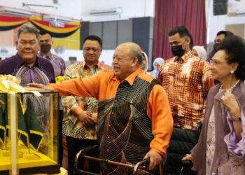 TUANKU Syed Sirajuddin Jamalullail (tiga dari kiri) berkenan menghadiri Majlis Santapan Malam Sempena Ulang Tahun Hari Keputeraan baginda Ke-81 di Dewan Serbaguna Markas 30 Briged Tentera Darat Malaysia, Kem Bukit Cowder, Mata Ayer, Arau, Perlis. -UTUSAN