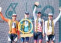 MAX Poole (dua dari kiri) muncul juara keseluruhan LTdL 2024 manakala, Matteo Malucelli (kiri) meraih Jersi Jingga, manakala Jersi Polka Dot menjadi milik, Mario Aparicio (dua dari kanan) serta Manabu Ishibashi (kanan) pula meraih Jersi Putih pada peringkat terakhir di Bintulu, semalam. GAMBAR: SHIDDIEQIIN ZON