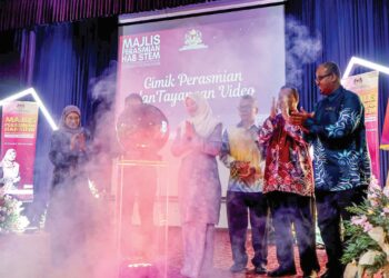 Fadhlina Sidek merasmikan pelancaran Hab Sains, Teknologi, Kejuruteraan dan Matematik (STEM) di Institut Pendidikan Guru Malaysia Kampus (IPGMK) Pulau Pinang, Khamis lalu. – UTUSAN/Iqbal Hamdan