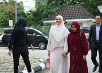 Nur Fazura ketika hadir ke Mahkamah Rendah Syariah Petaling dengan diiringi lima pengawal peribadi termasuk pengurusnya, Iman Tang.