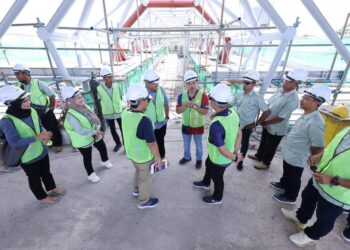 UNIT Elektrik Majlis Perbandaran Manjung, Perak diberikan taklimat ketika melakukan lawatan penanda aras di jejantas Melaka Sentral, Melaka.