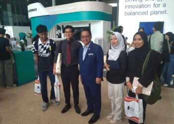 MUSTAPHA Sakmud (tengah) bersama pengunjung Pameran Teknologi, Pendidikan dan Kerjaya (TEC) 2024 anjuran Universiti Teknologi Petronas (UTP) di Seri Iskandar Perak semalam. - UTUSAN/FADZIL ZAINOL