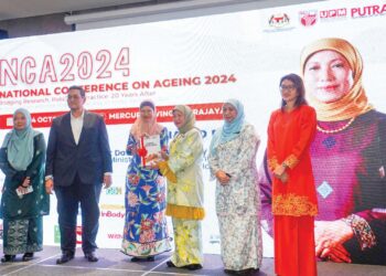 Nancy Shukri menerima buku laporan NCA 2024 daripada Ketua Pegawai Perkhidmatan Persaraan KWAP, Zarina Halim (tiga kiri) pada National Conference on Ageing 2024 (NCA2024) di Putrajaya, semalam. 
– UTUSAN/FAISOL MUSTAFA