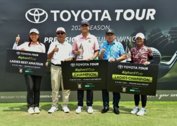 Marcus Lim (tengah) dan Zulaikah Nasser (kanan) bersama hadiah kemenangan masing-masing.