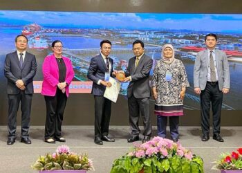 KETUA Pengarah Laut, Jabatan Laut Malaysia, Dickson Dollah menyampaikan anugerah secara rasmi kepada wakil Johor Port Berhad, Muhammad Syafiq Sarkawi disaksikan Setiausaha Agung APSN, Li Qing; Presiden Majlis APSN, Sonya Read; Timbalan Setiausaha Bahagian Maritim, Kementerian Pengangkutan Malaysia, Norhasliza Mohd Salleh dan Pengarah, Jabatan Strategi Korporat Pihak Berkuasa Pelabuhan Thailand, Jiravich Klomperee.