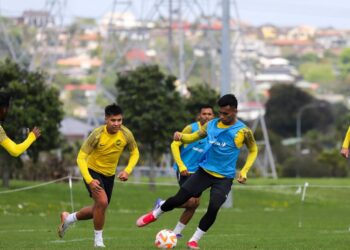 PEMAIN Harimau Malaya berlatih di Auckland, New Zealand, semalam sebagai persediaan perlawanan Tier 1 menentang sebuah kelab tempatan Jumaat ini. - IHSAN FAM