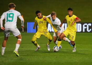 Harith Haiqal dan Matthew Davies diasak pemain New Zealand dalam aksi persahabatan di Auckland, semalam. Malaysia tewas 4-0. - IHSAN FAM