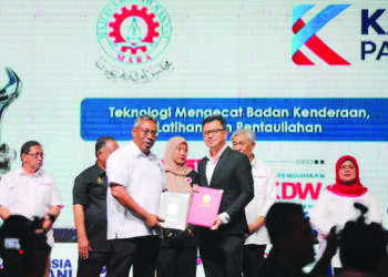 PENGARAH Bahagian Kemahiran dan Teknikal MARA, Nuriman Yusop (kiri)  dan Pengarah Urusan Sime Kansai Paints Sdn Bhd,Tan Seng Yang semasa majlis penandatangan Memorandum Persefahaman (MoU).